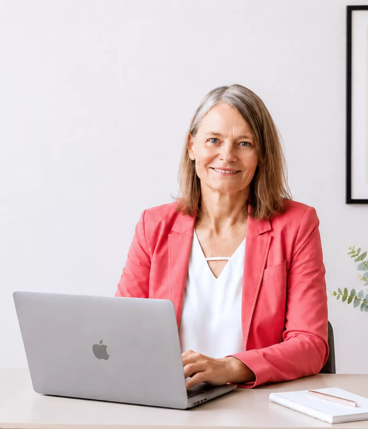 Steuerberaterin Wiesbaden Tanja Hiller bei der digitalen Steuerberatung am Laptop im modernen Büro.